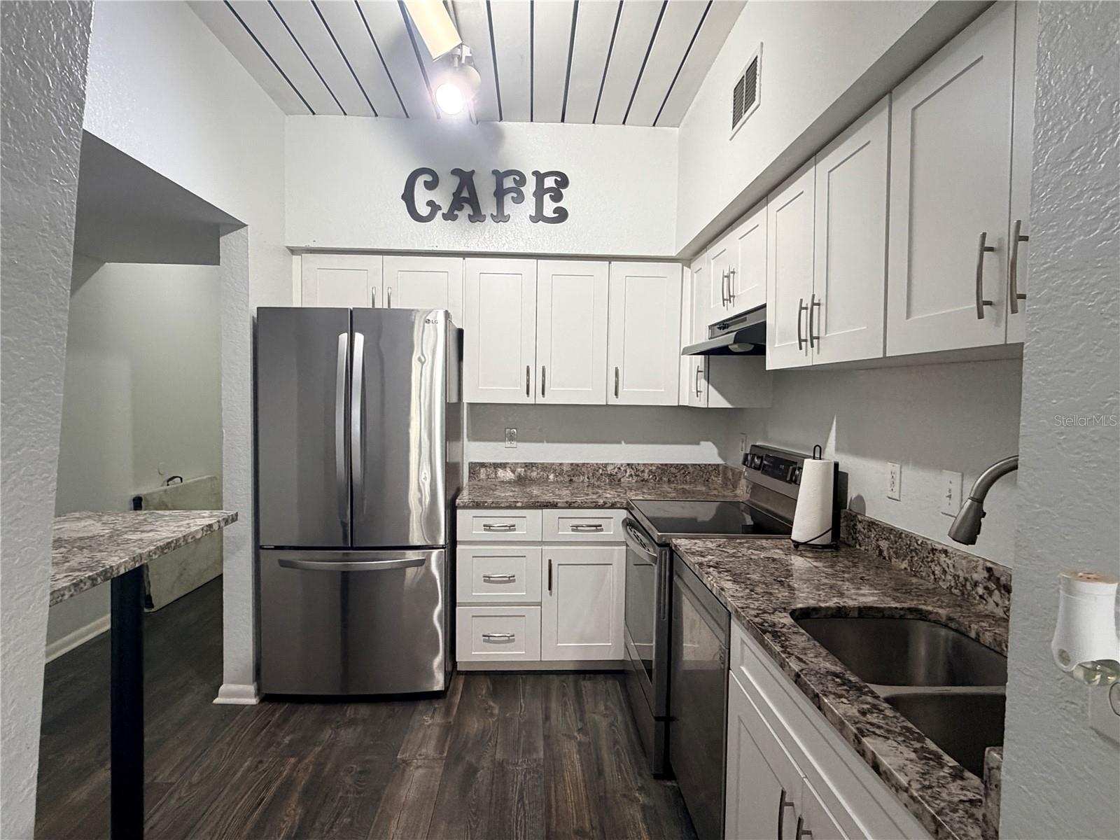 Image 8 of 22 For 2320 Azeele Street 327