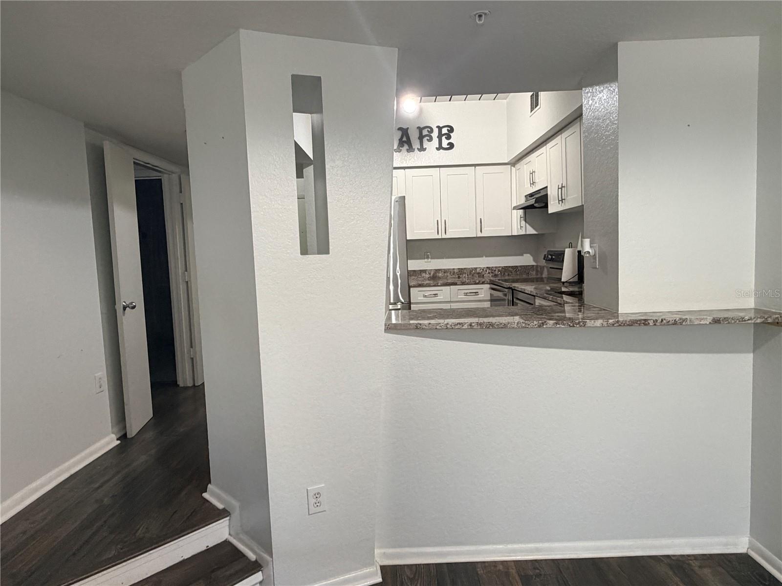 Image 9 of 22 For 2320 Azeele Street 327