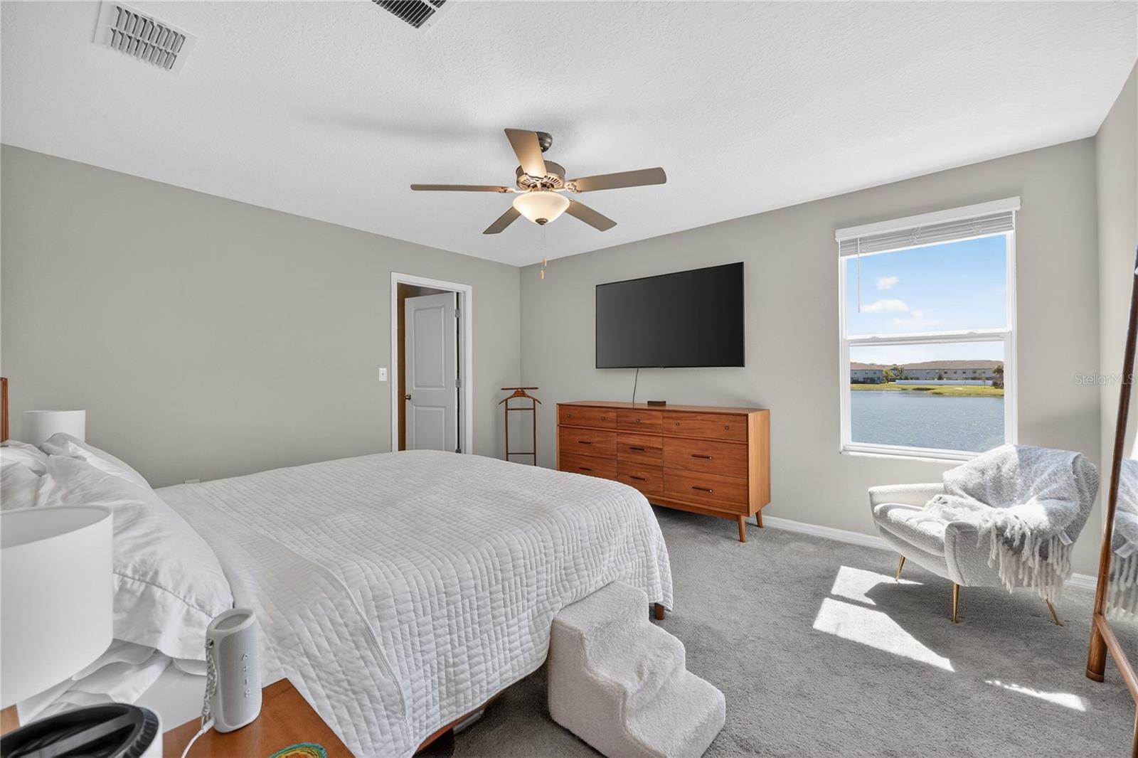 Image 18 of 59 For 416 Royal Empress Drive