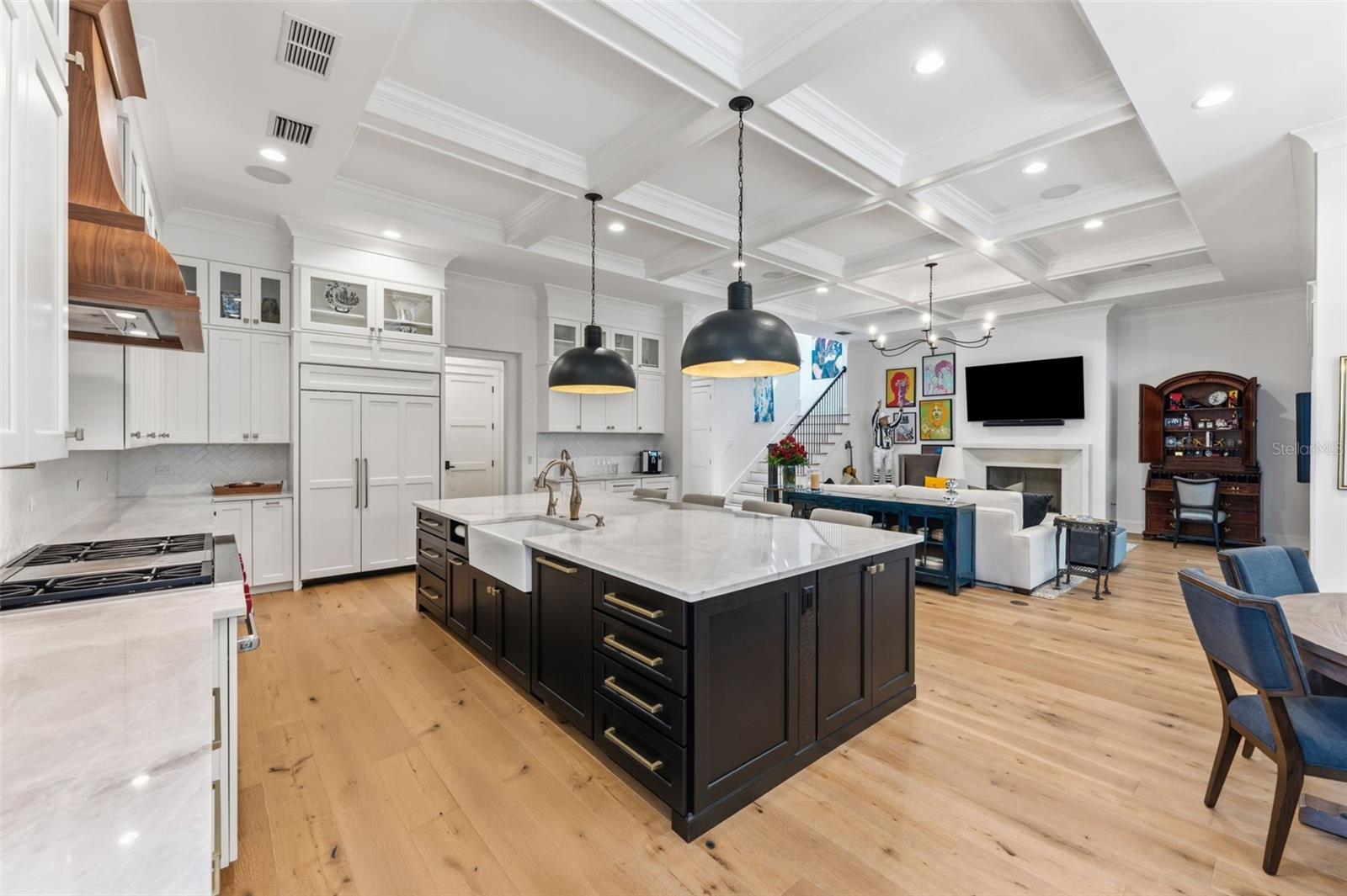 Image 12 of 79 For 209 Hubert Avenue