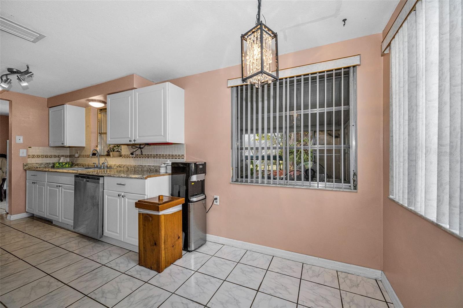 Image 22 of 44 For 1131 Royalwood Drive