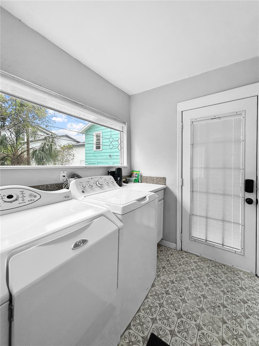 Image 17 of 59 For 626 37th Avenue S