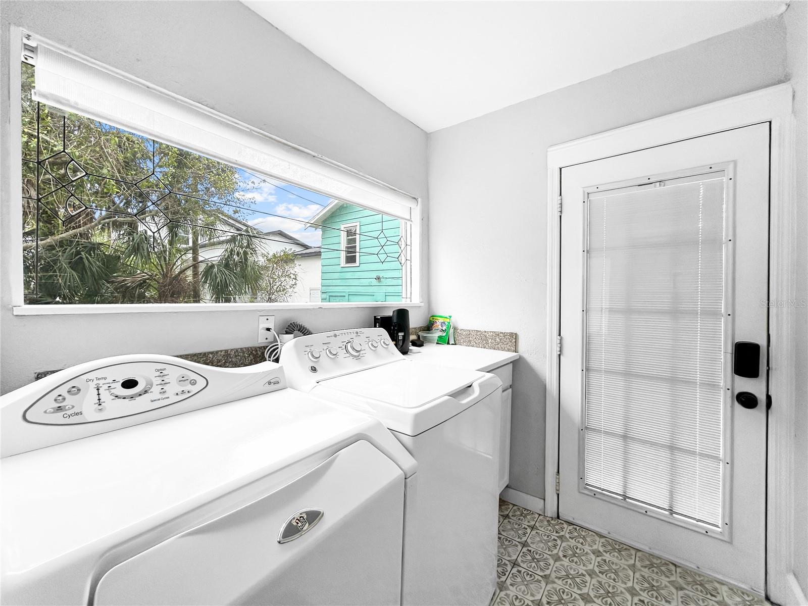 Image 18 of 59 For 626 37th Avenue S