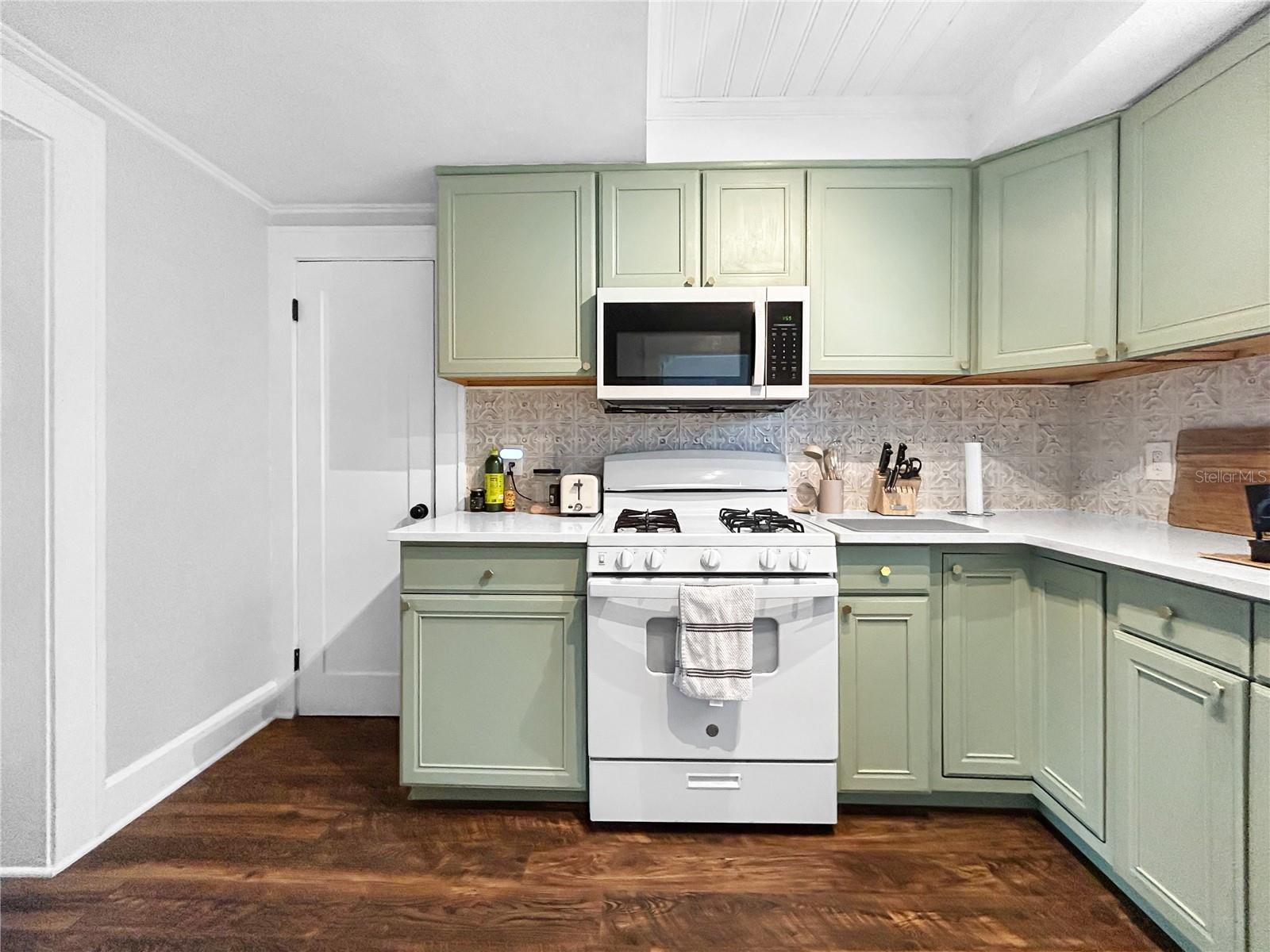 Image 8 of 59 For 626 37th Avenue S