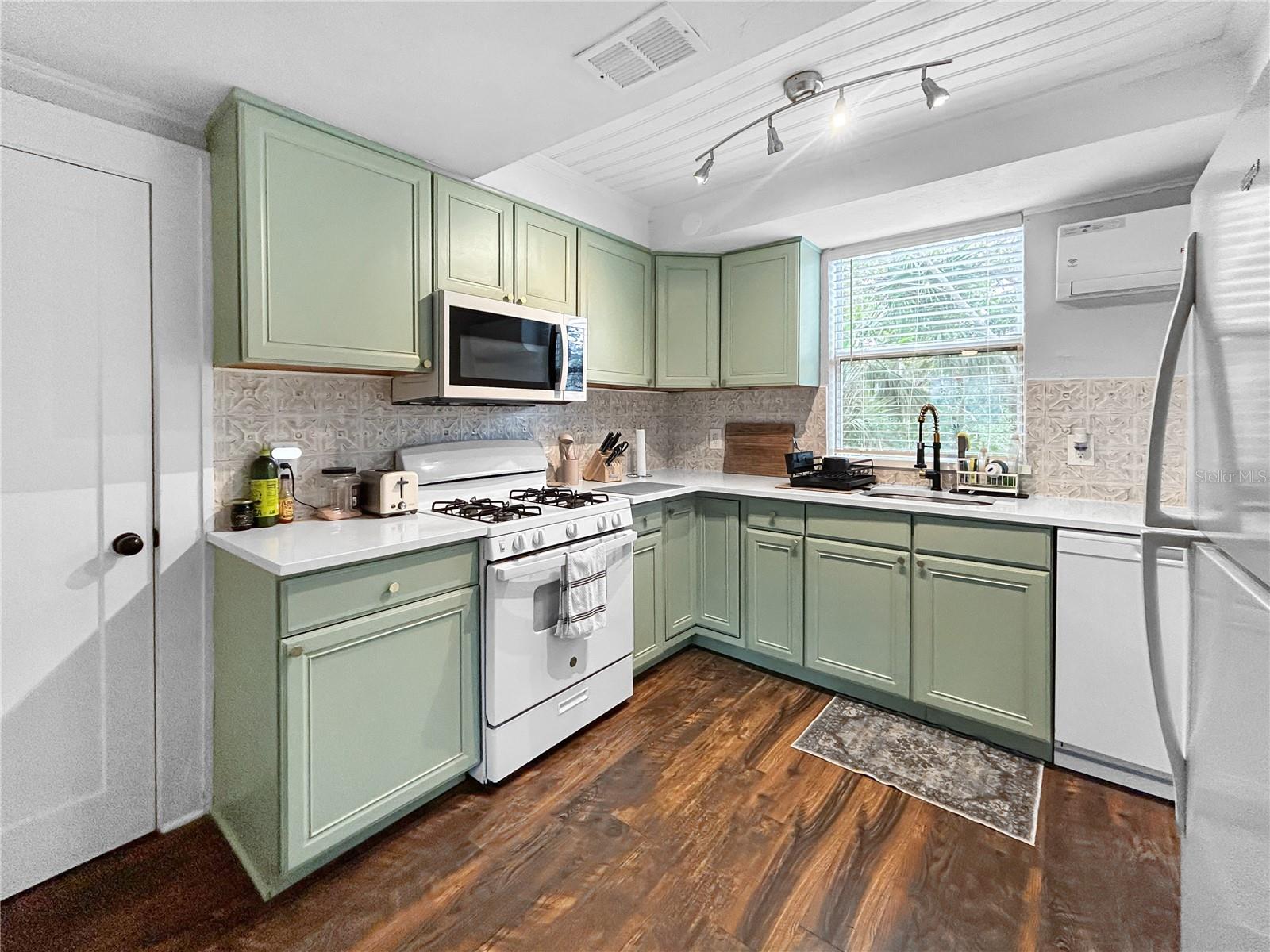 Image 9 of 59 For 626 37th Avenue S