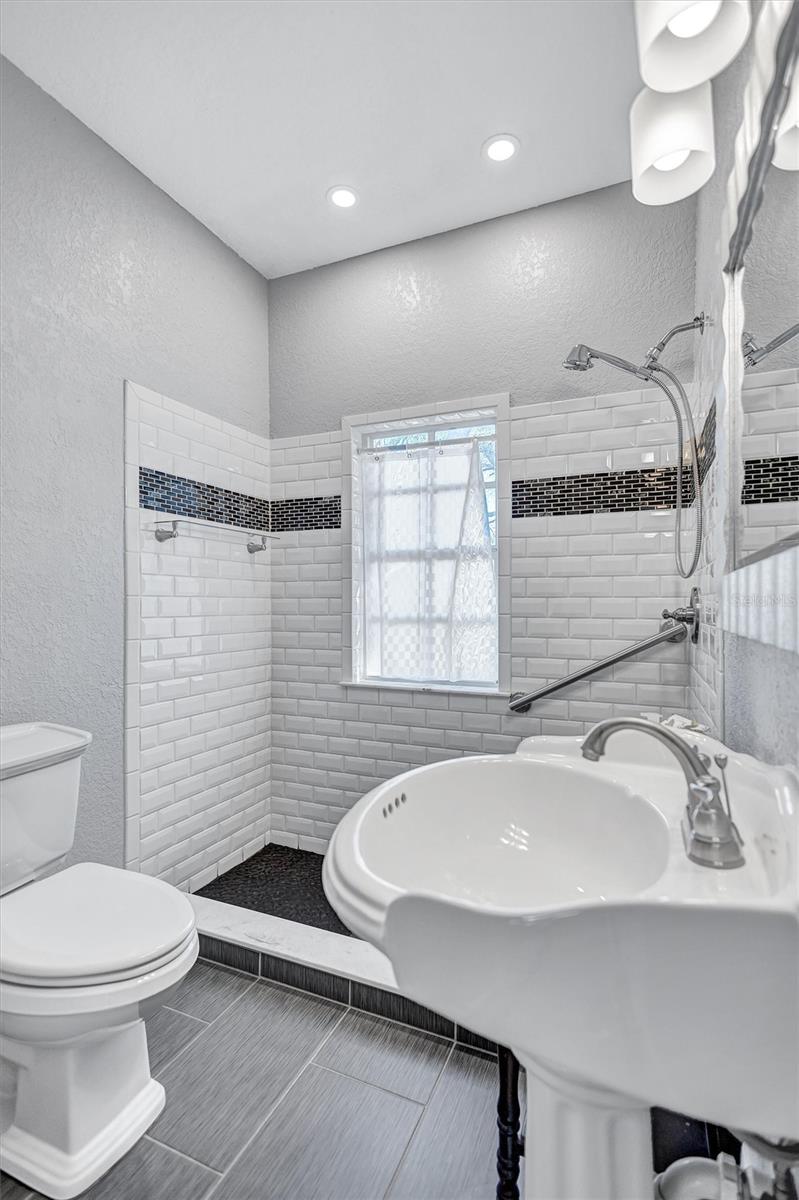 Image 43 of 76 For 120 Park Street N