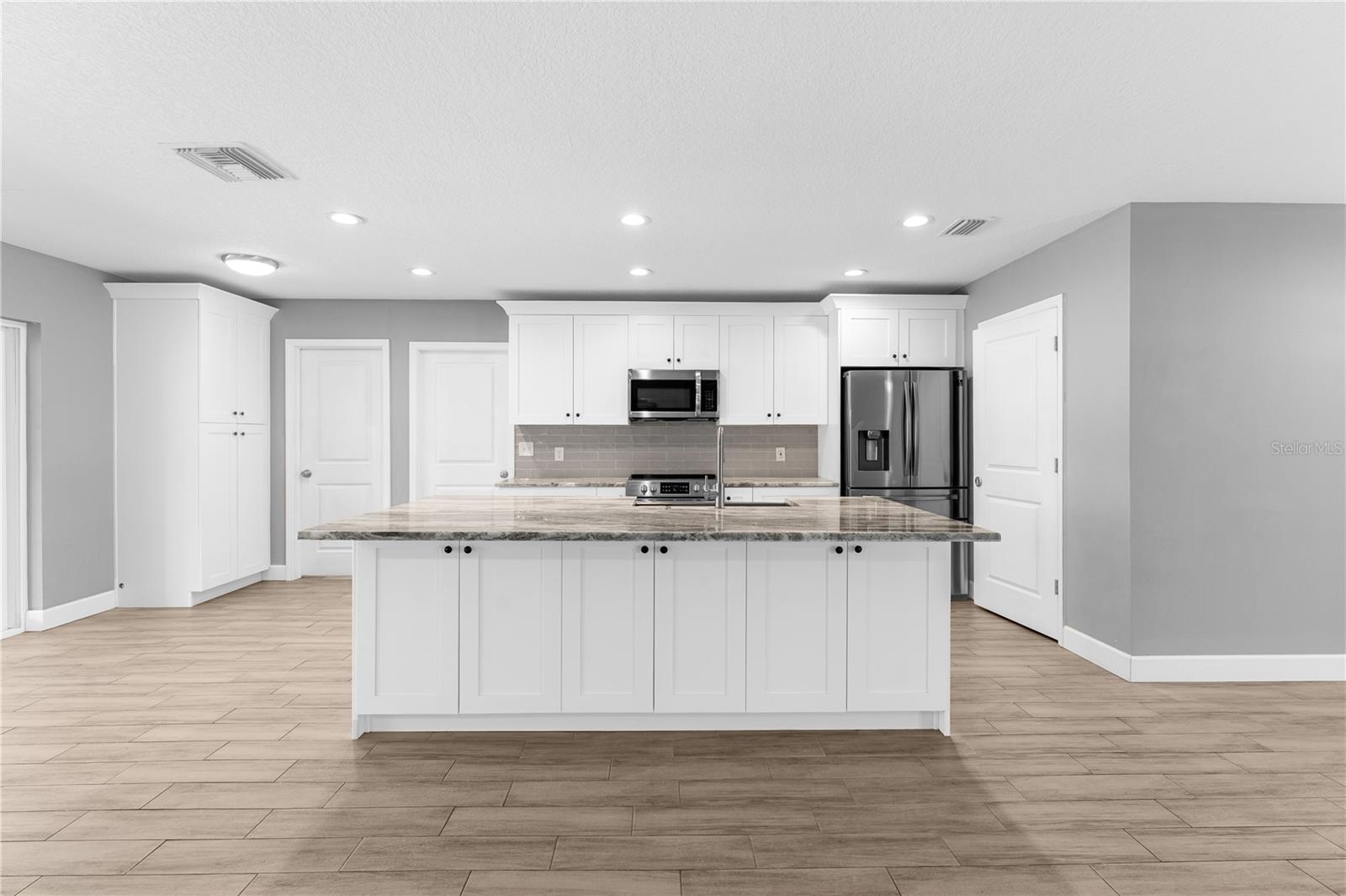 Listing photo id 6 for 10700 62nd Street