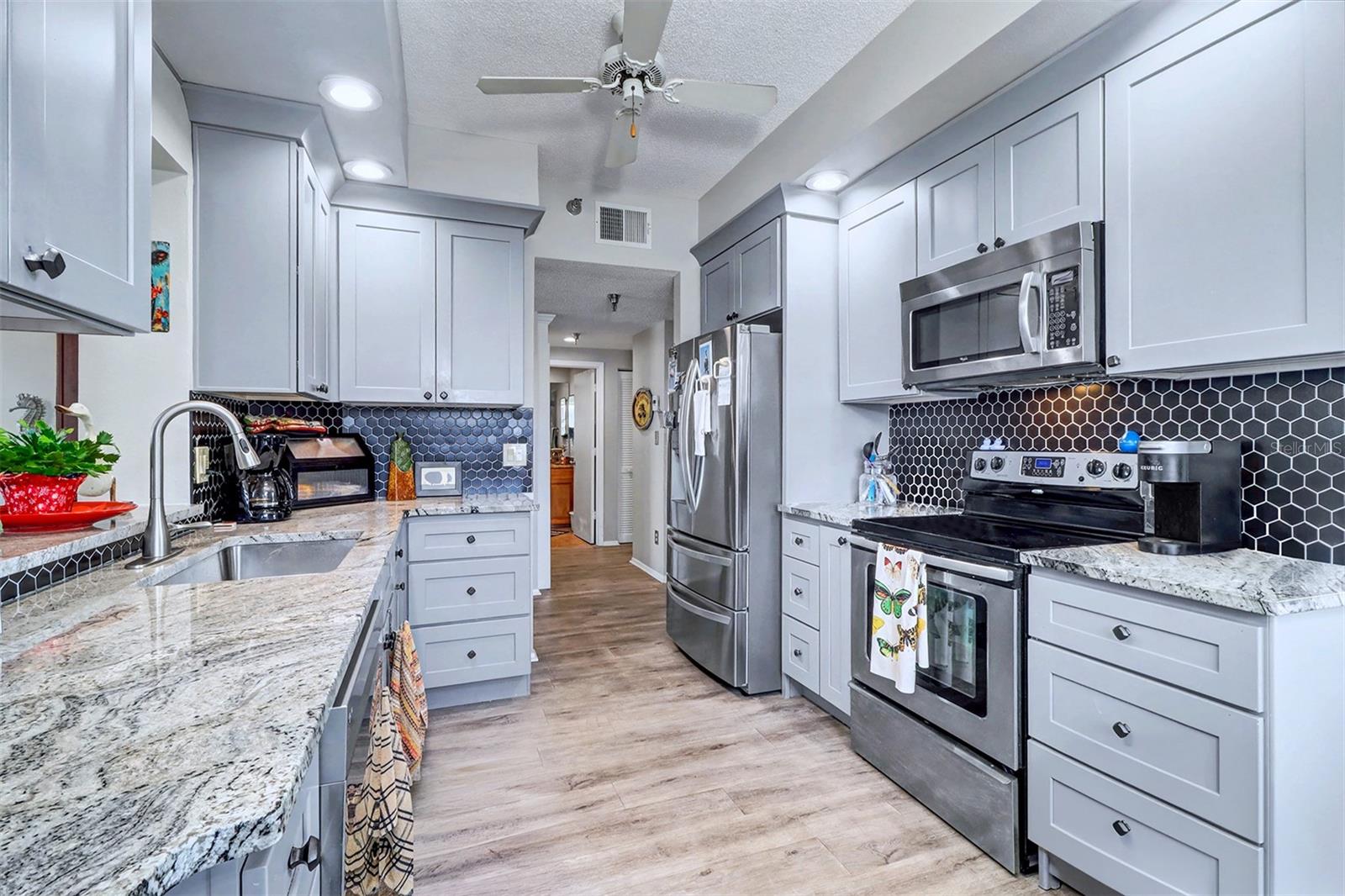 Image 13 of 37 For 8021 Sailboat Key Boulevard S 101