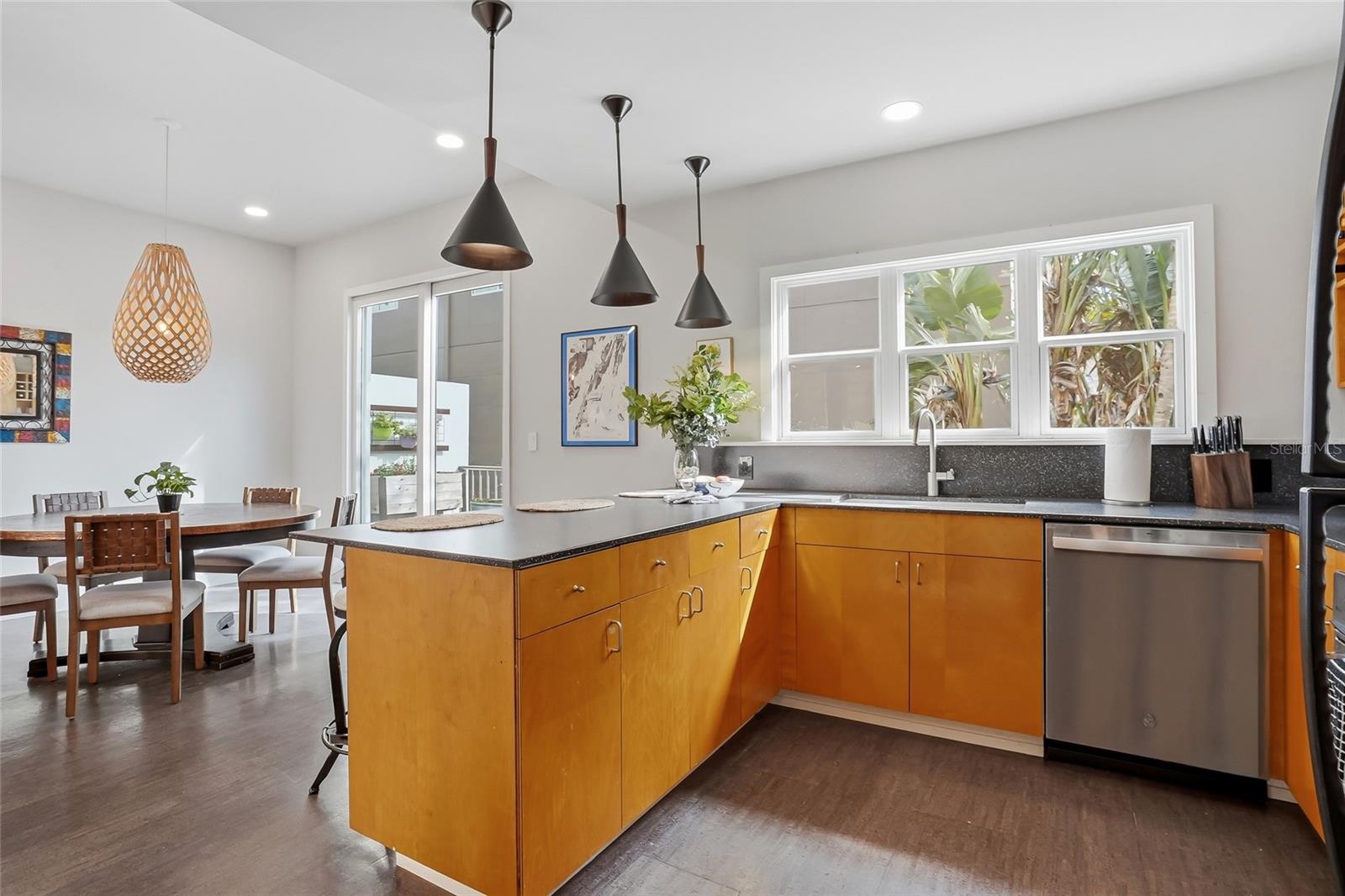 Image 10 of 38 For 106 Fareham Place N