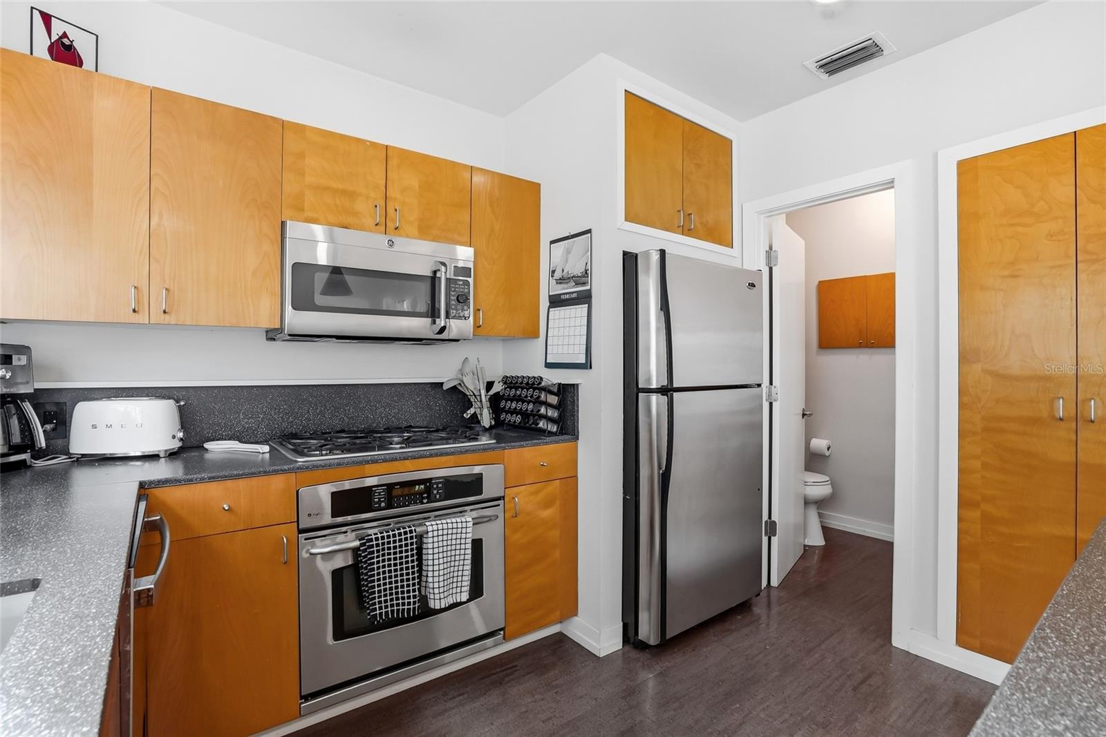 Image 11 of 38 For 106 Fareham Place N