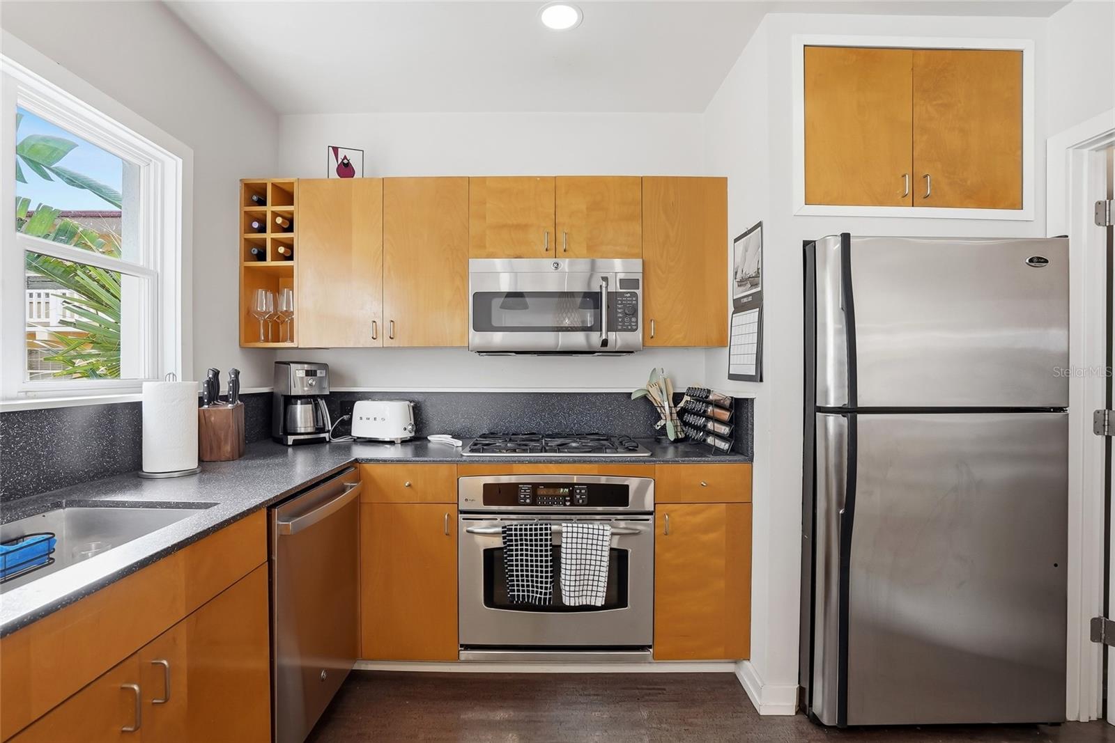 Image 14 of 38 For 106 Fareham Place N