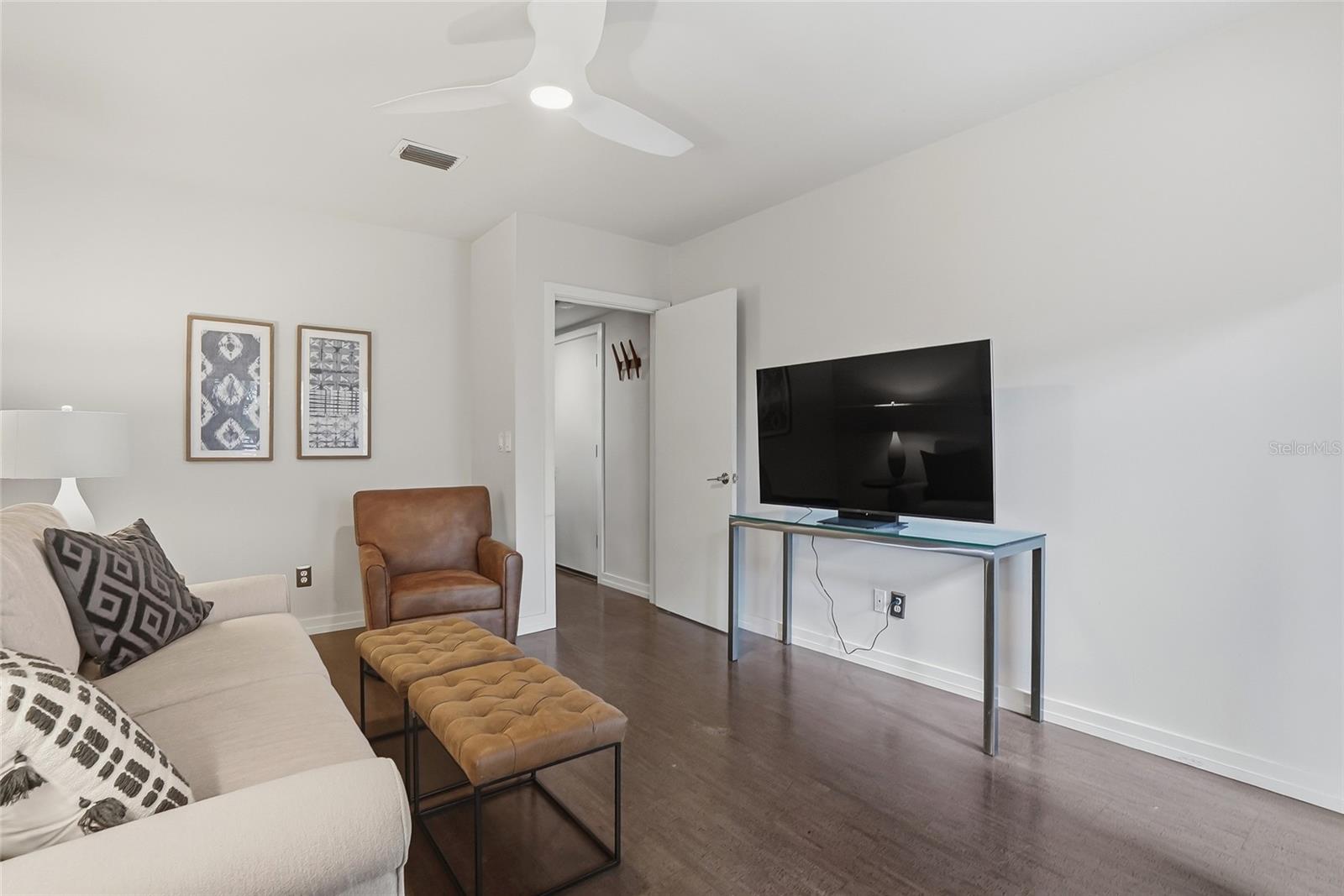 Image 32 of 38 For 106 Fareham Place N