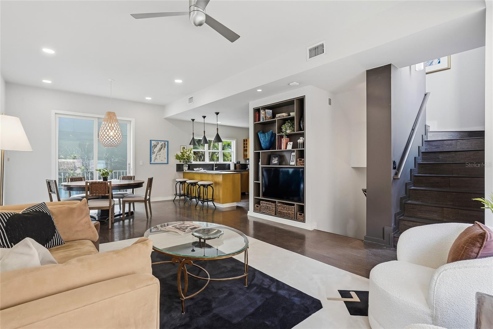 Image 5 of 38 For 106 Fareham Place N