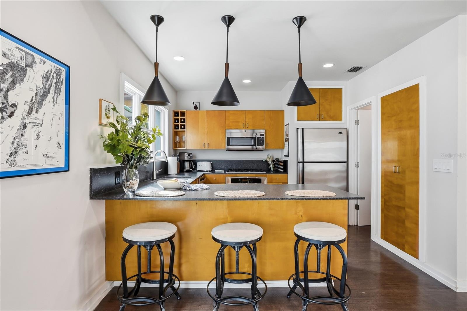 Image 6 of 38 For 106 Fareham Place N