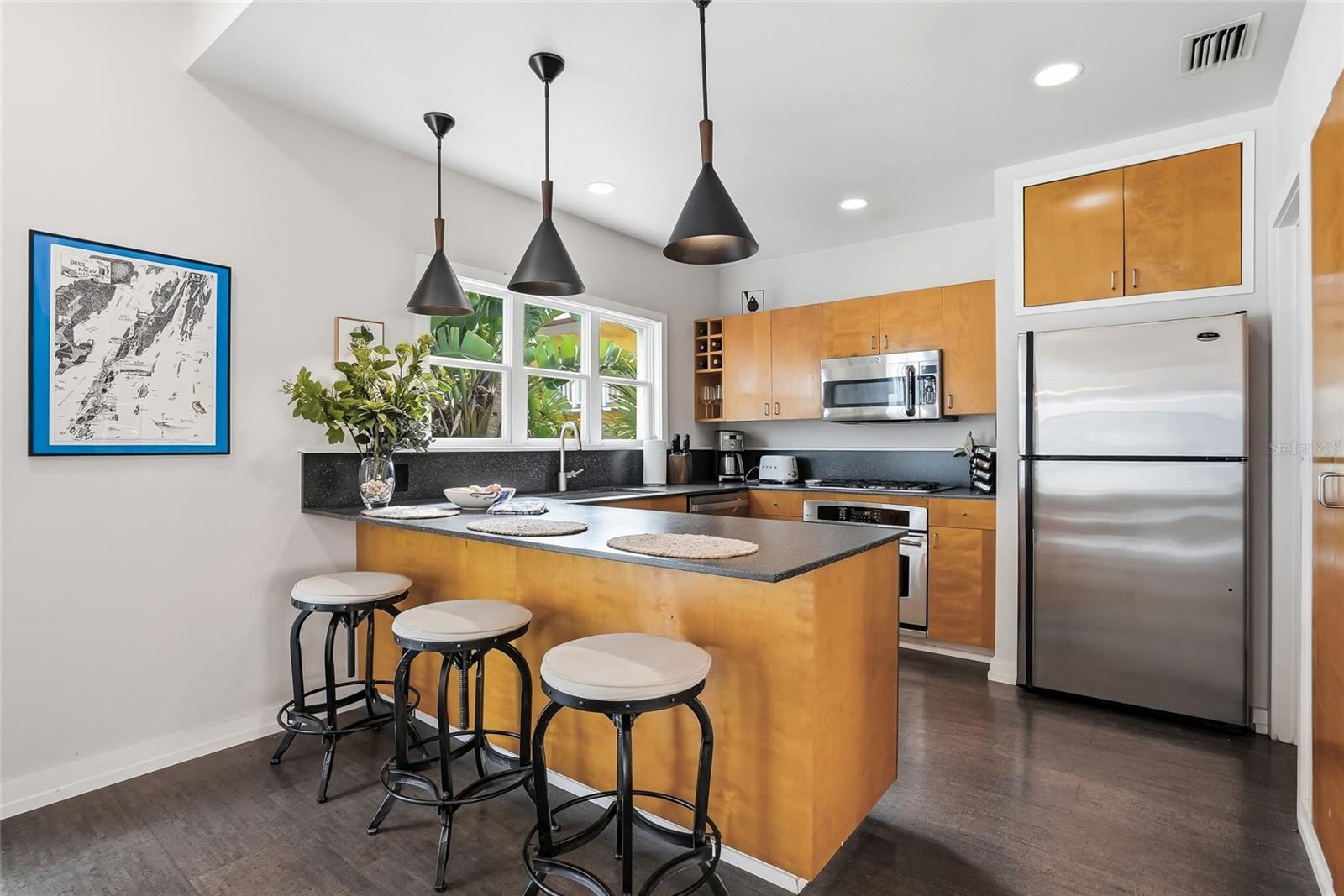 Image 8 of 38 For 106 Fareham Place N