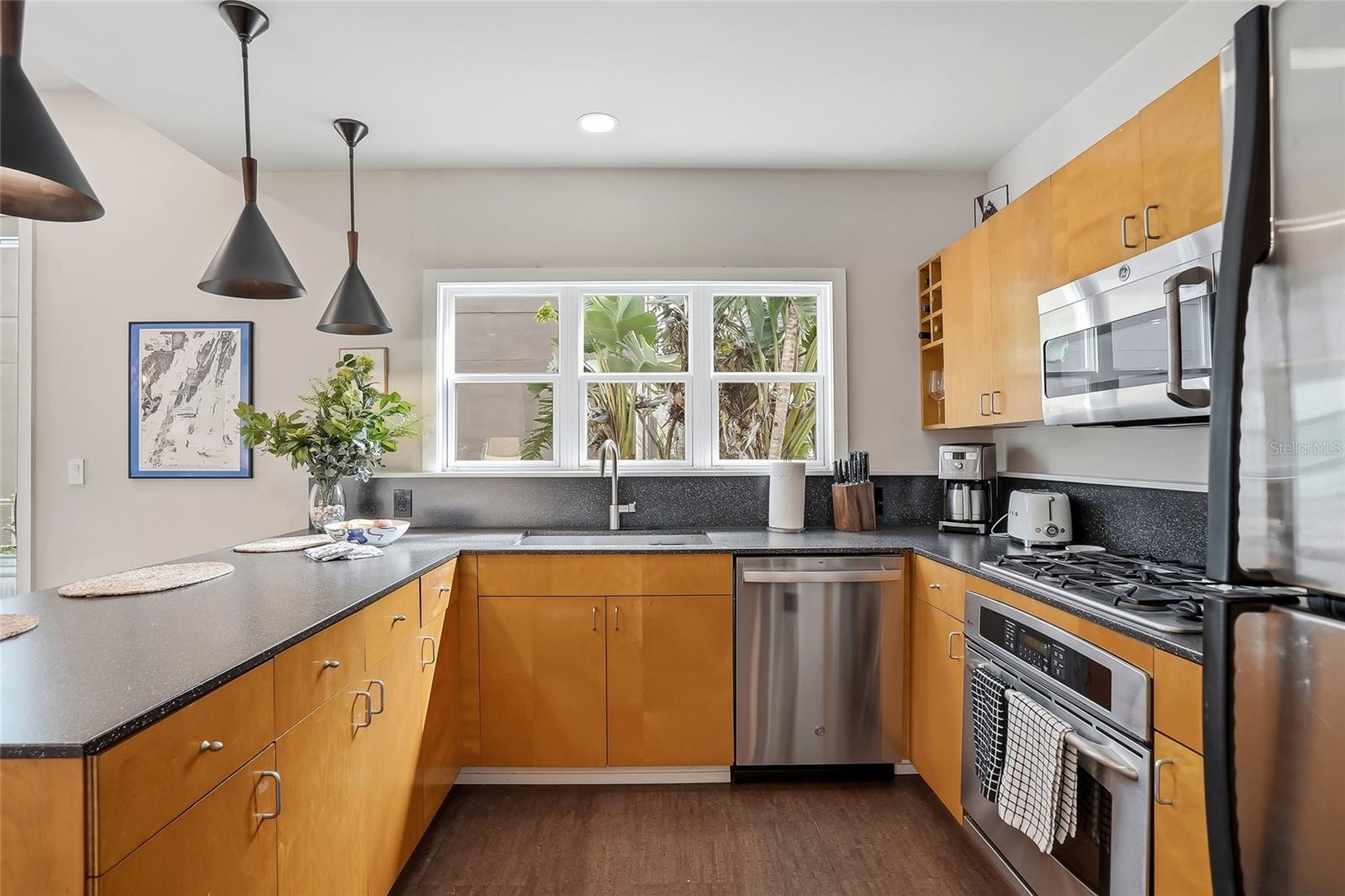 Image 9 of 38 For 106 Fareham Place N