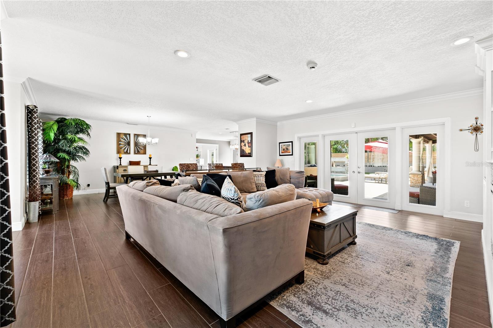 Listing photo id 9 for 6129 Leeland Street S