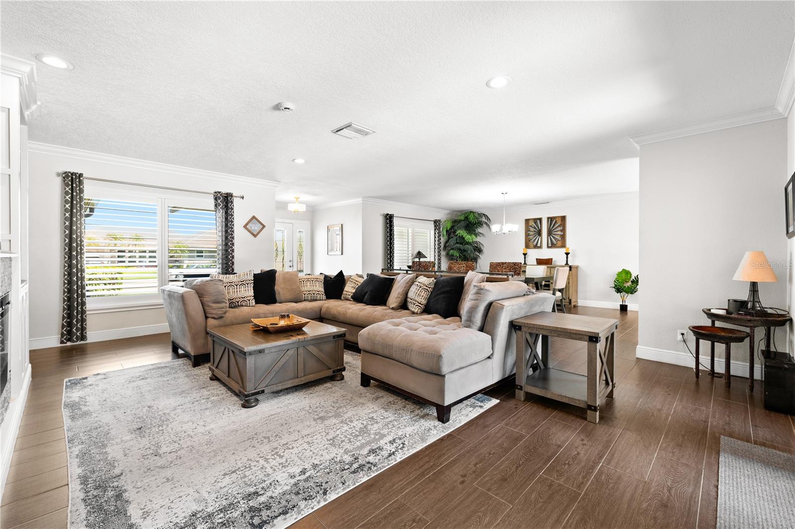 Listing photo id 10 for 6129 Leeland Street S