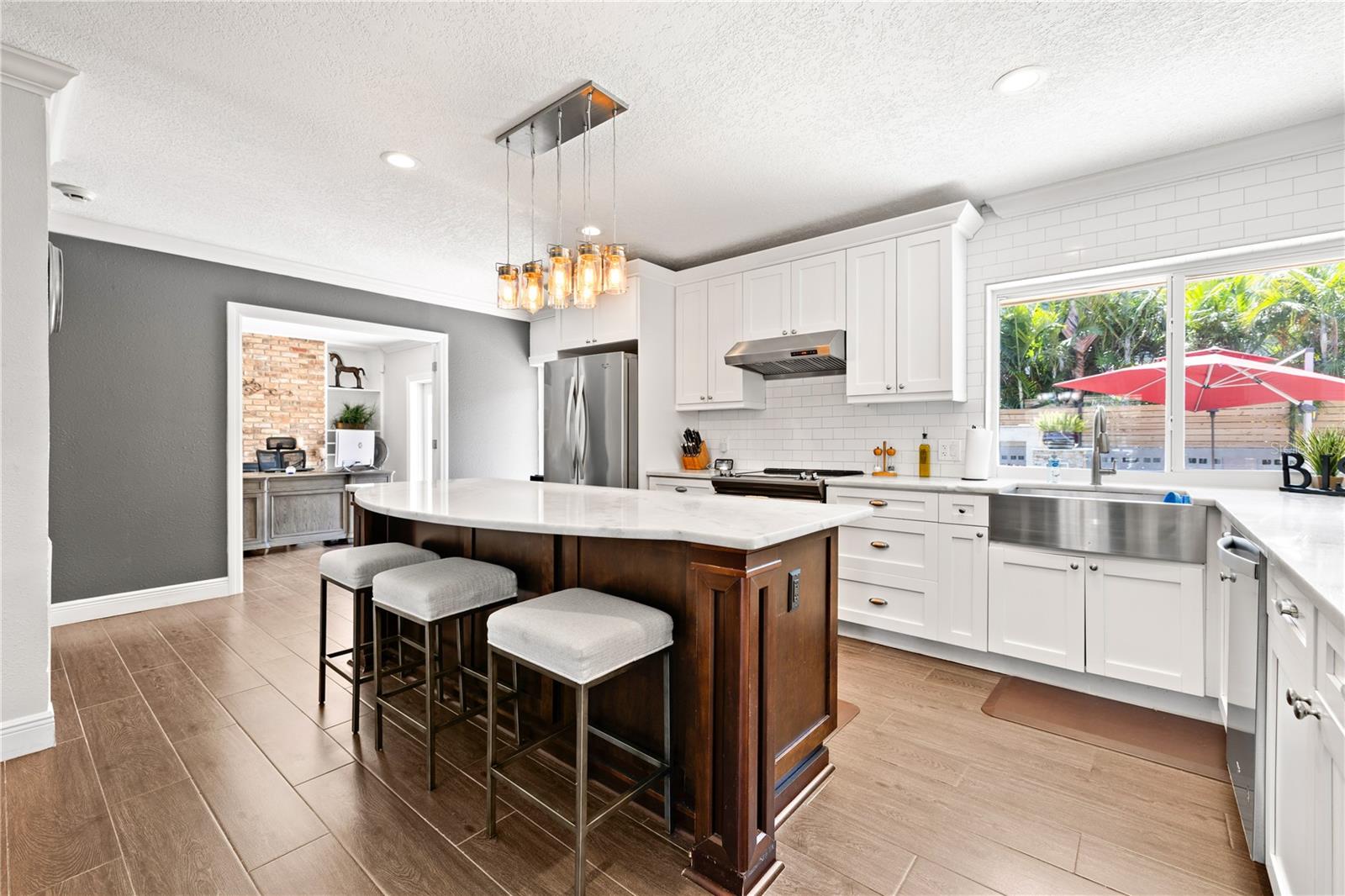 Listing photo id 12 for 6129 Leeland Street S