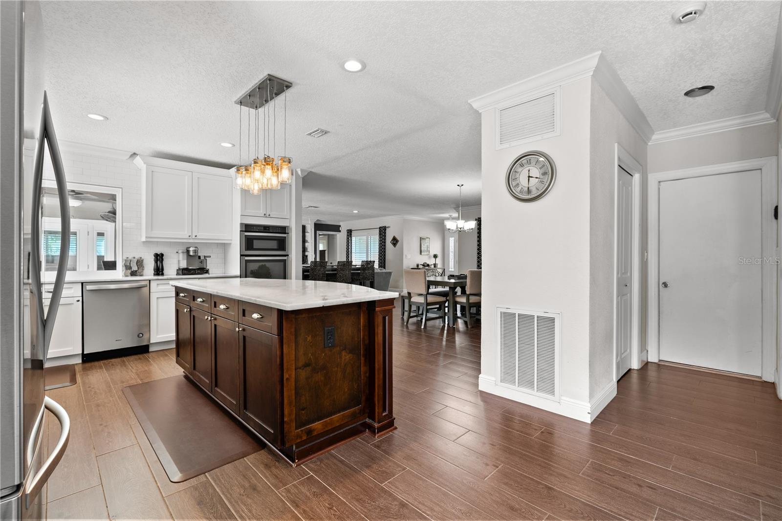 Listing photo id 15 for 6129 Leeland Street S