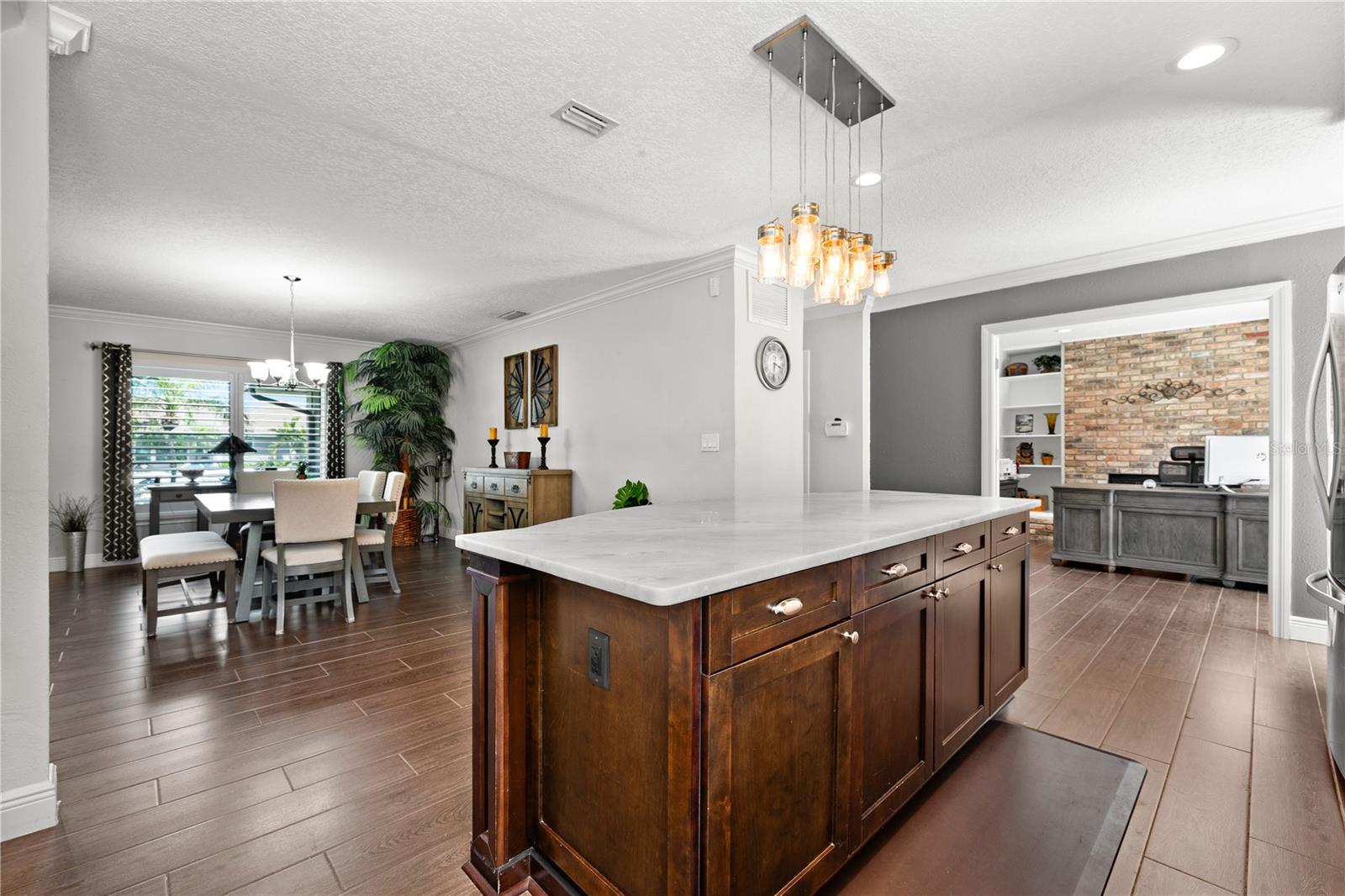 Listing photo id 16 for 6129 Leeland Street S