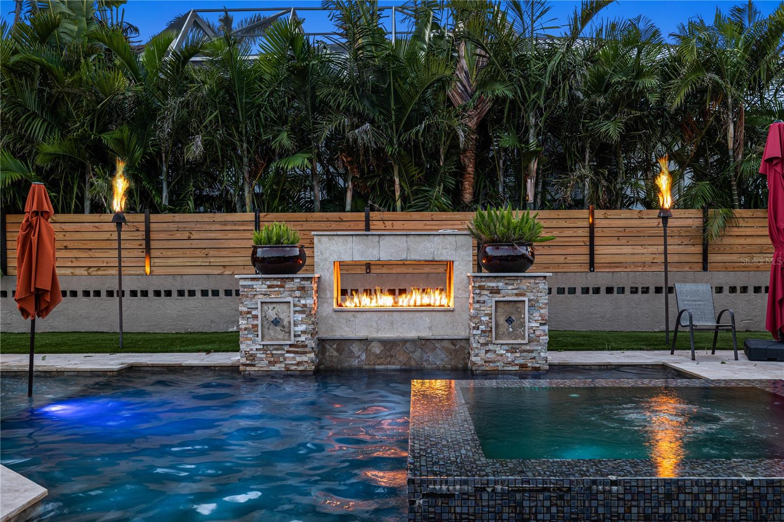 Listing photo id 0 for 6129 Leeland Street S