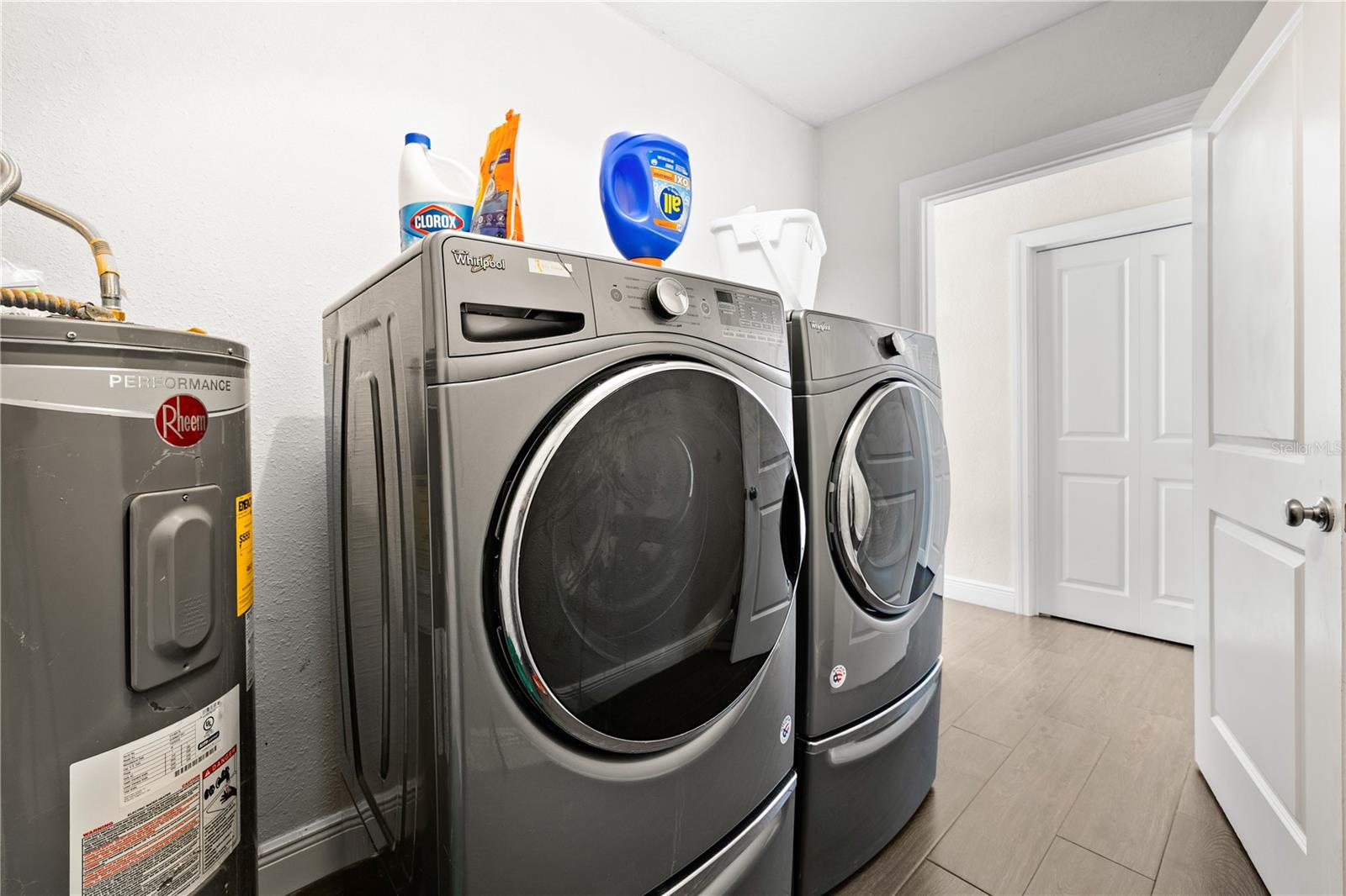 Listing photo id 20 for 6129 Leeland Street S