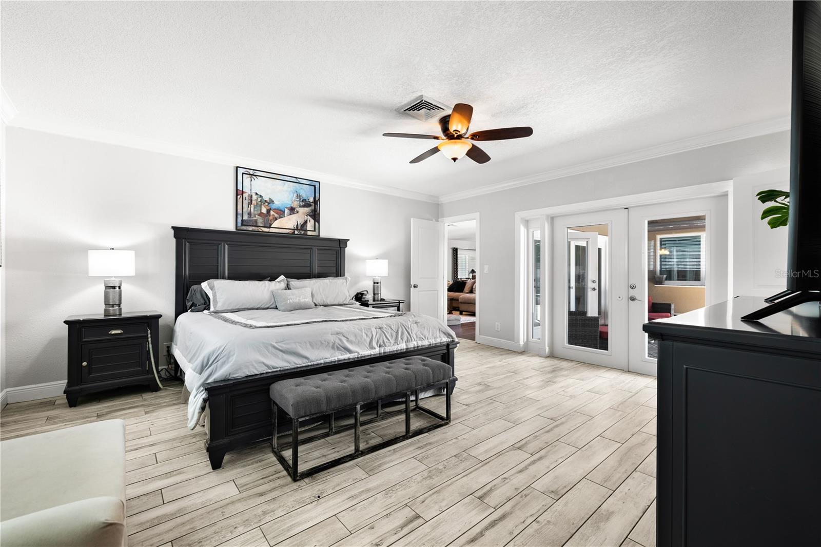 Listing photo id 23 for 6129 Leeland Street S