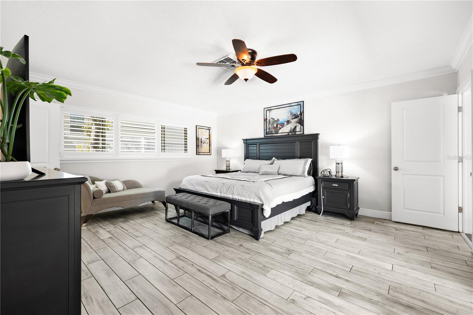 Listing photo id 27 for 6129 Leeland Street S