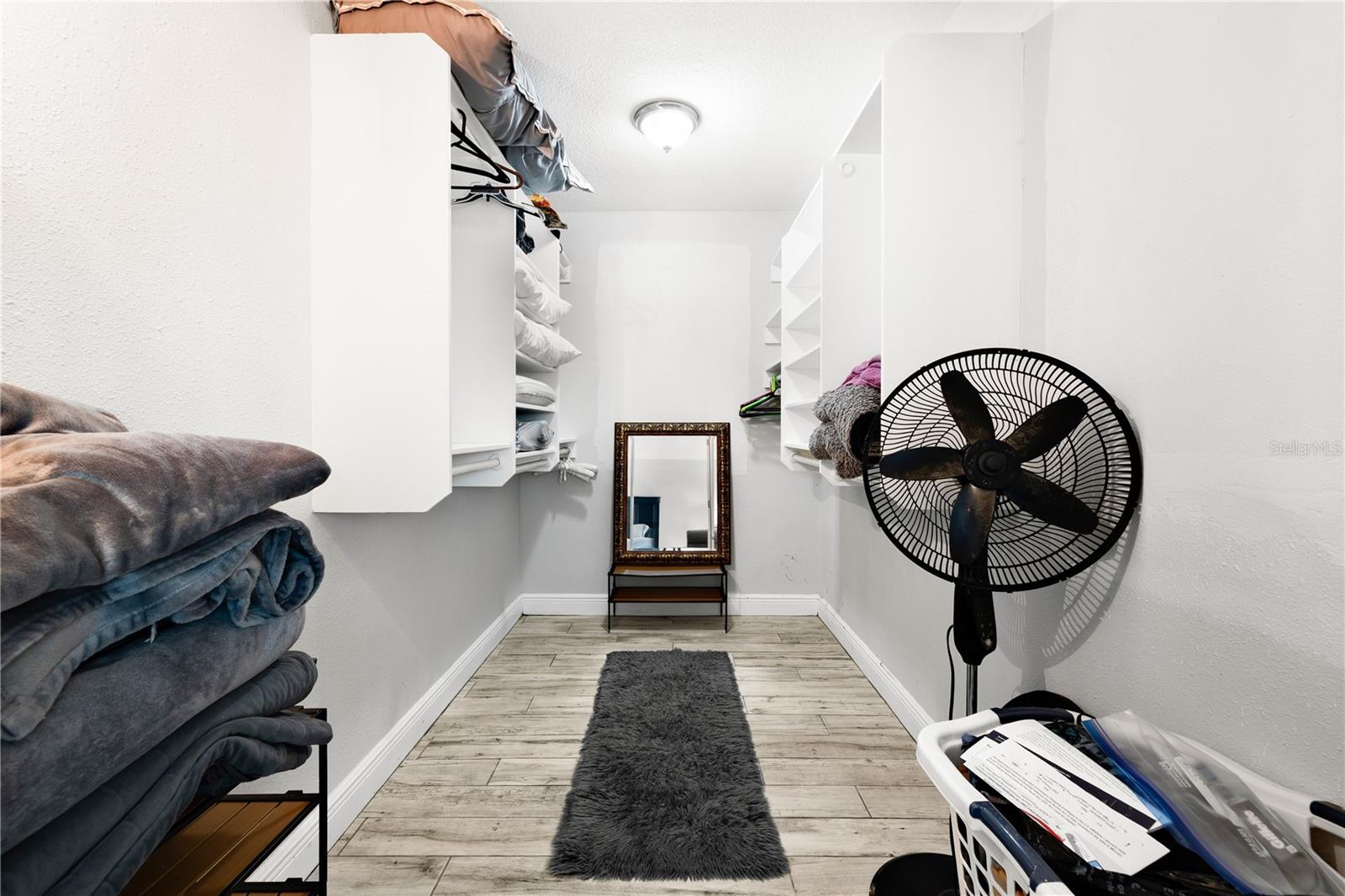 Listing photo id 28 for 6129 Leeland Street S