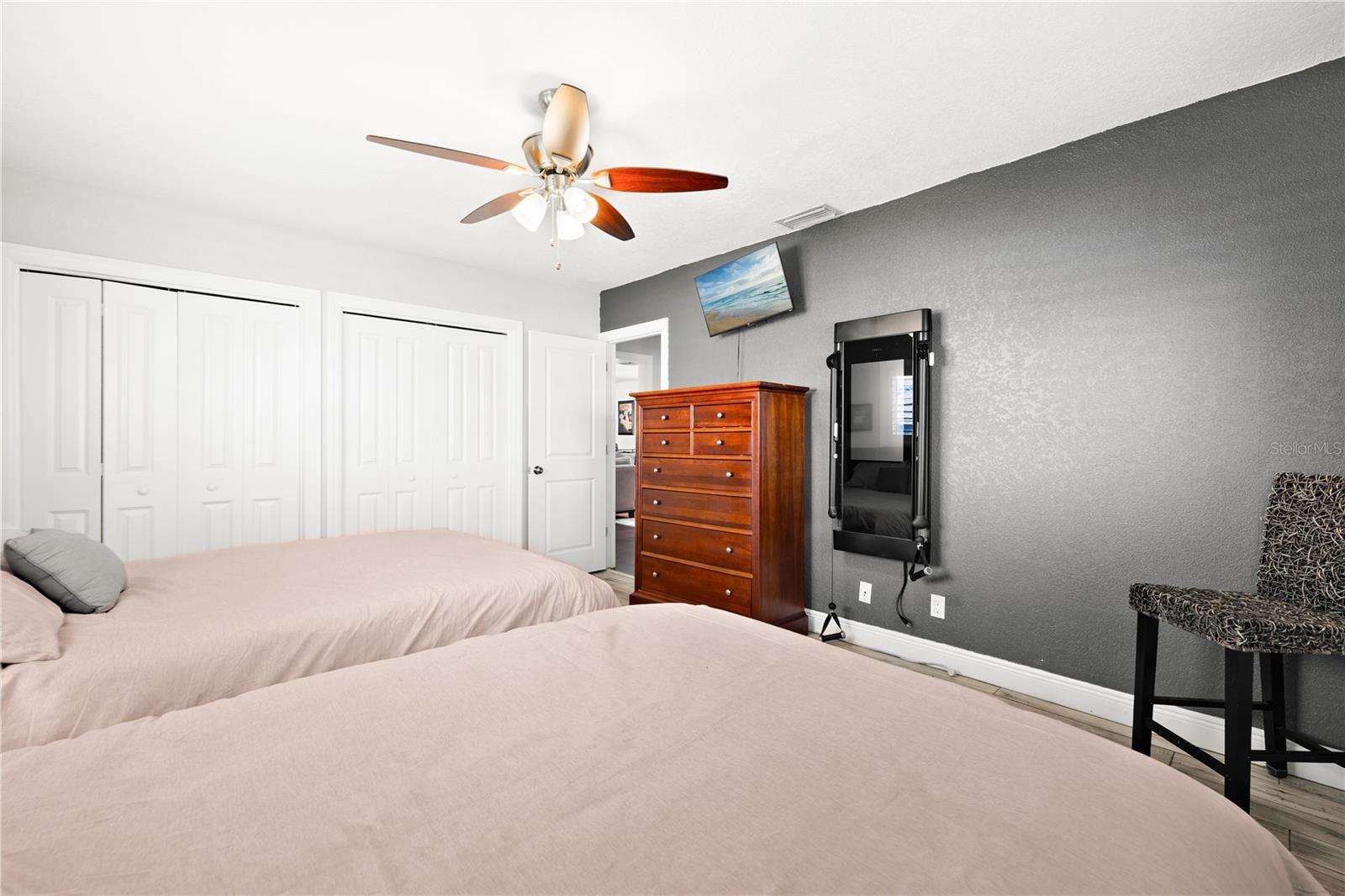 Listing photo id 32 for 6129 Leeland Street S