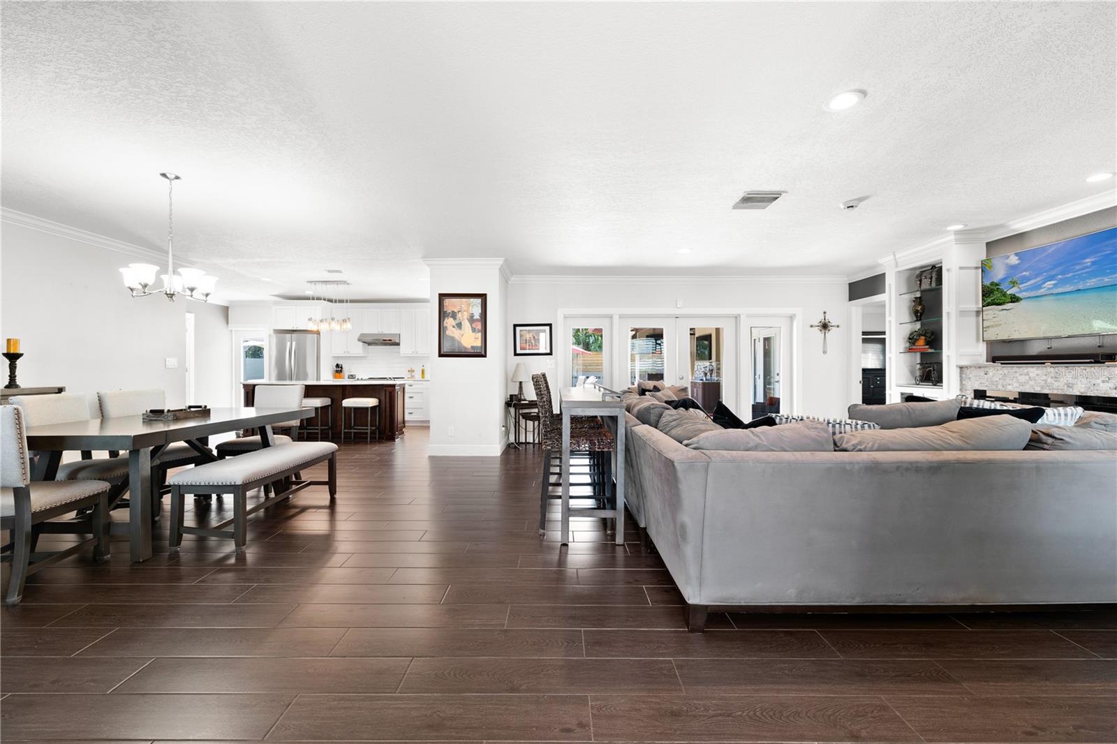 Listing photo id 4 for 6129 Leeland Street S