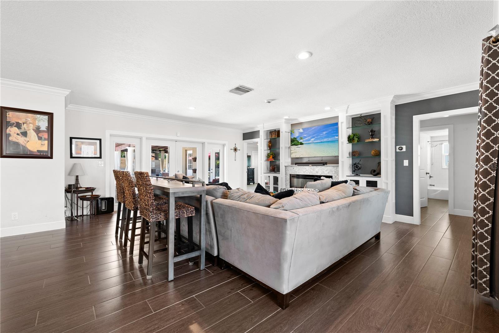 Listing photo id 5 for 6129 Leeland Street S