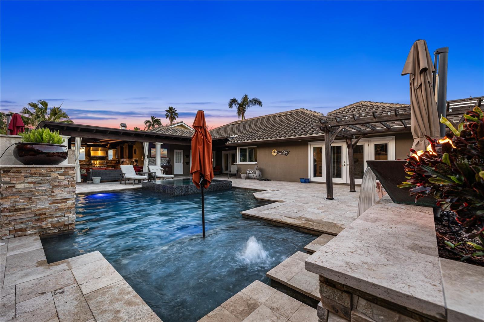 Listing photo id 73 for 6129 Leeland Street S