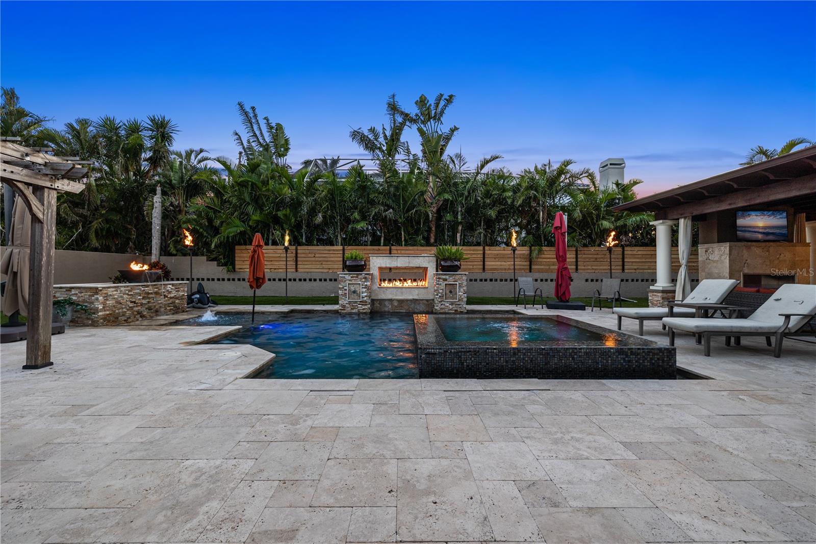 Listing photo id 75 for 6129 Leeland Street S