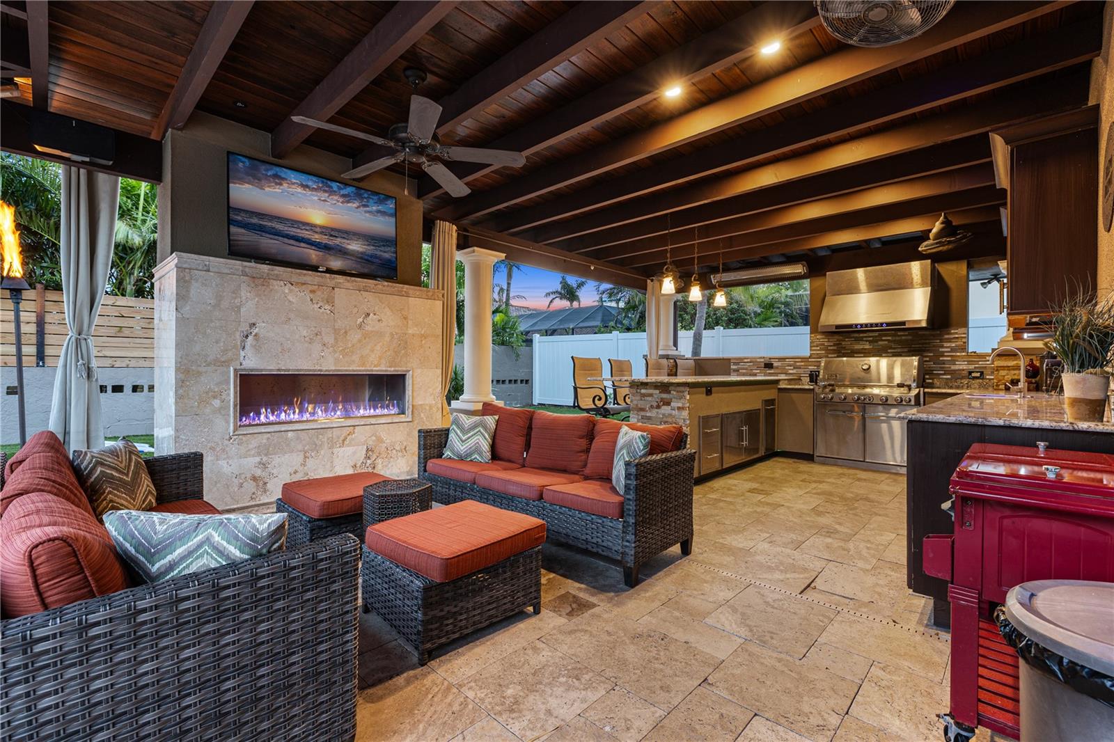 Listing photo id 76 for 6129 Leeland Street S