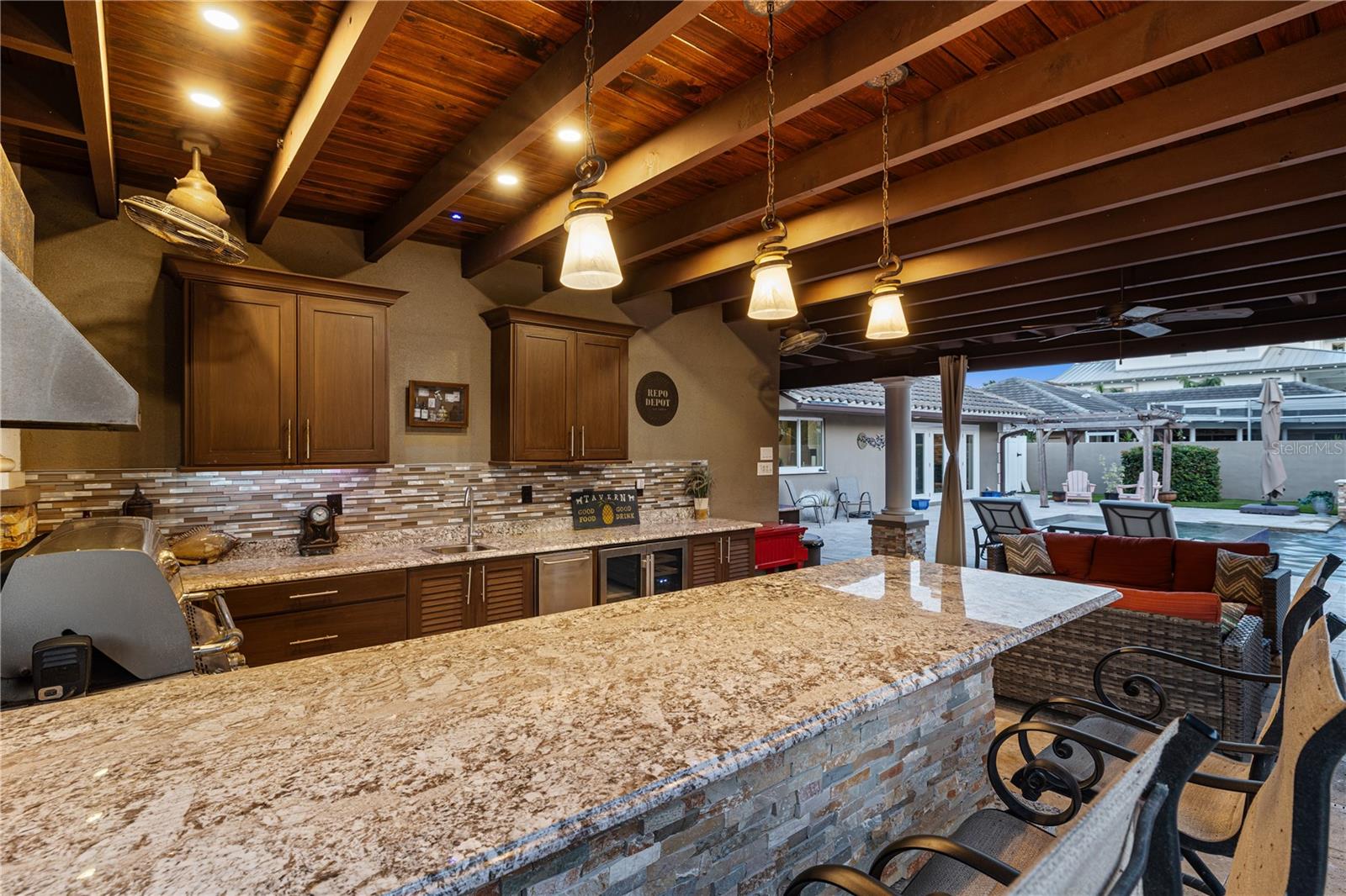 Listing photo id 77 for 6129 Leeland Street S