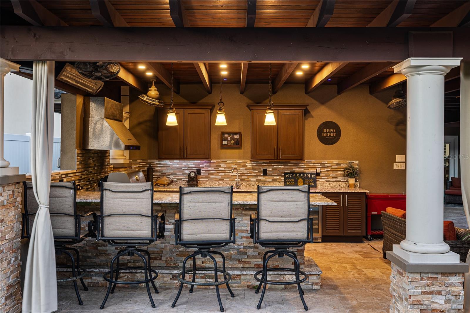 Listing photo id 78 for 6129 Leeland Street S