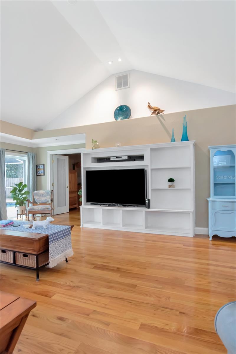 Listing photo id 16 for 10212 Newport Circle