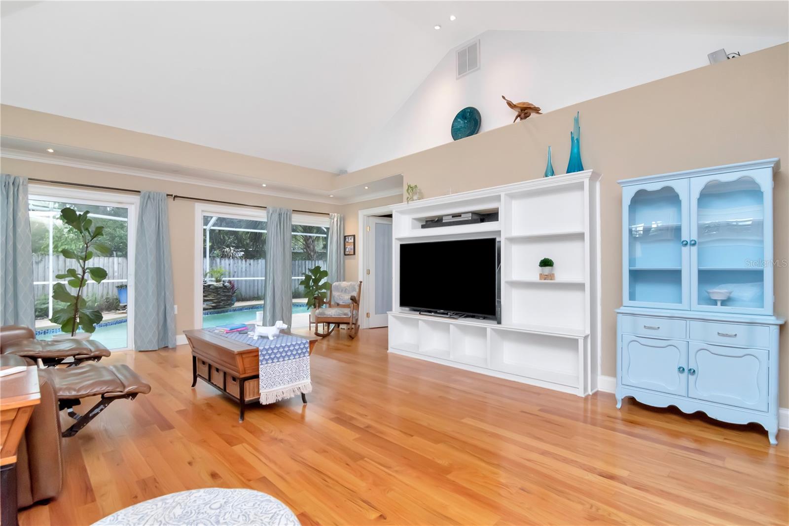 Listing photo id 18 for 10212 Newport Circle