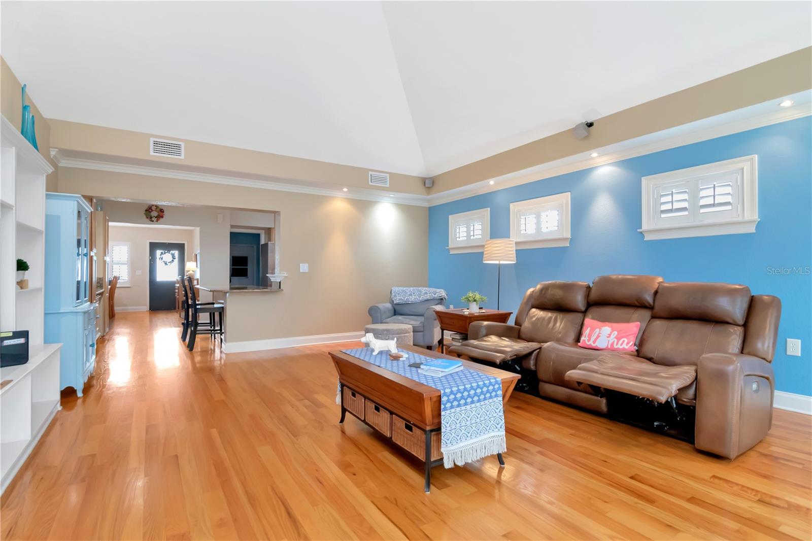 Listing photo id 19 for 10212 Newport Circle