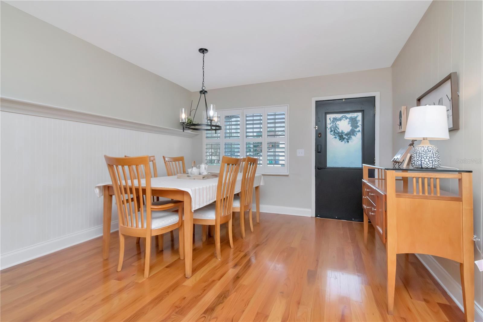 Listing photo id 4 for 10212 Newport Circle