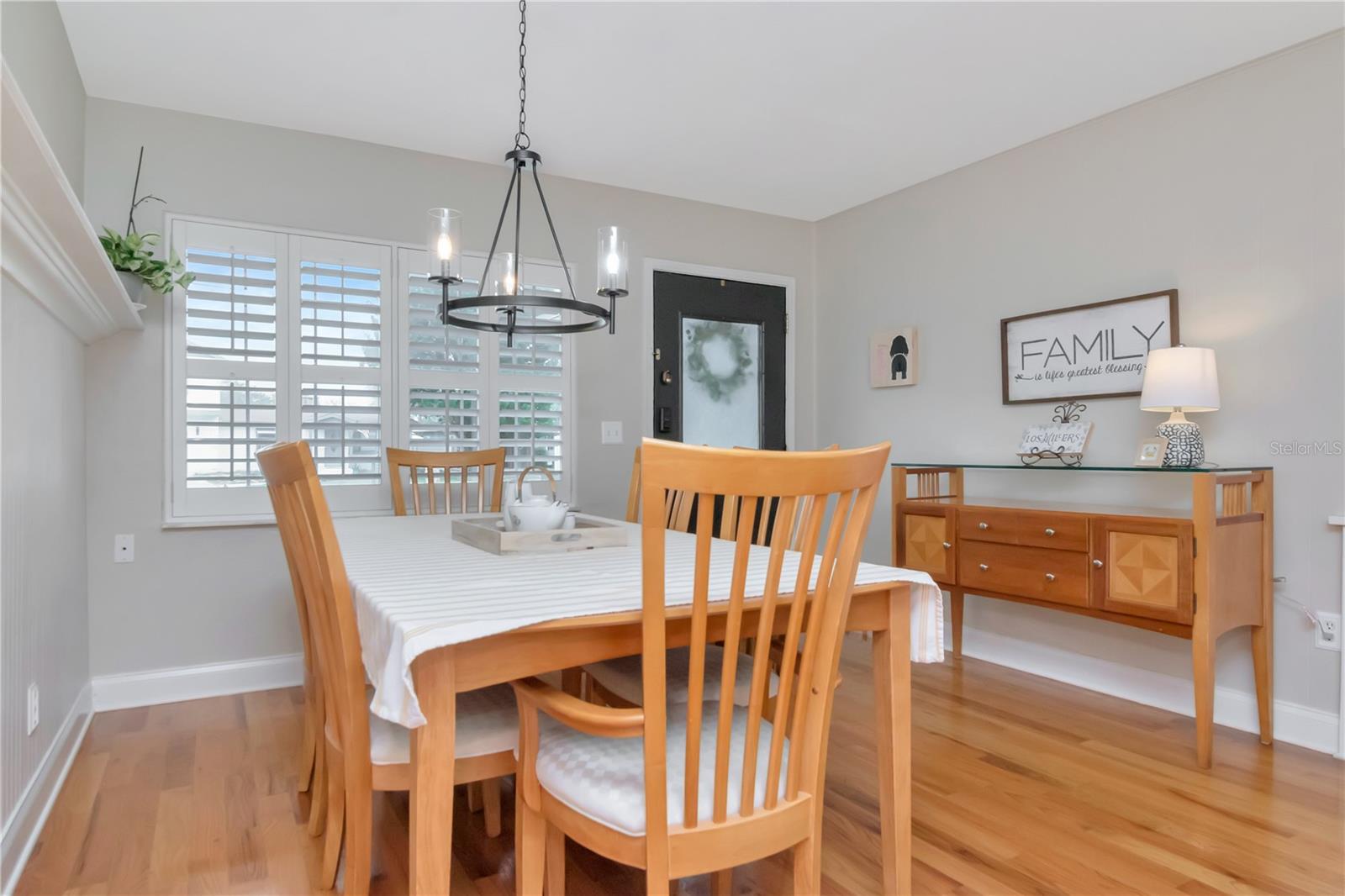 Listing photo id 5 for 10212 Newport Circle