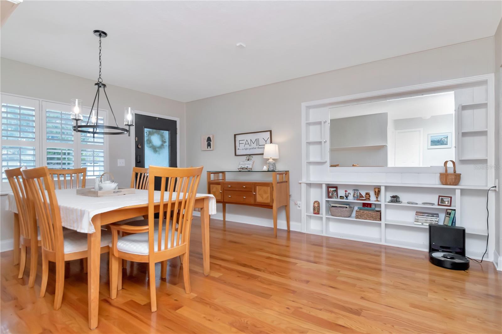 Listing photo id 6 for 10212 Newport Circle