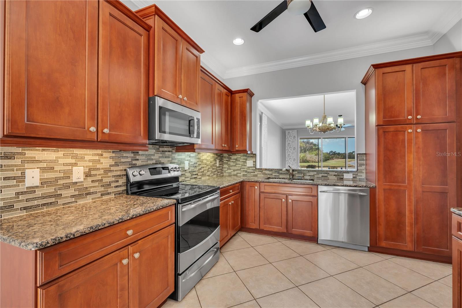 Listing photo id 11 for 5002 Indian Shores Place