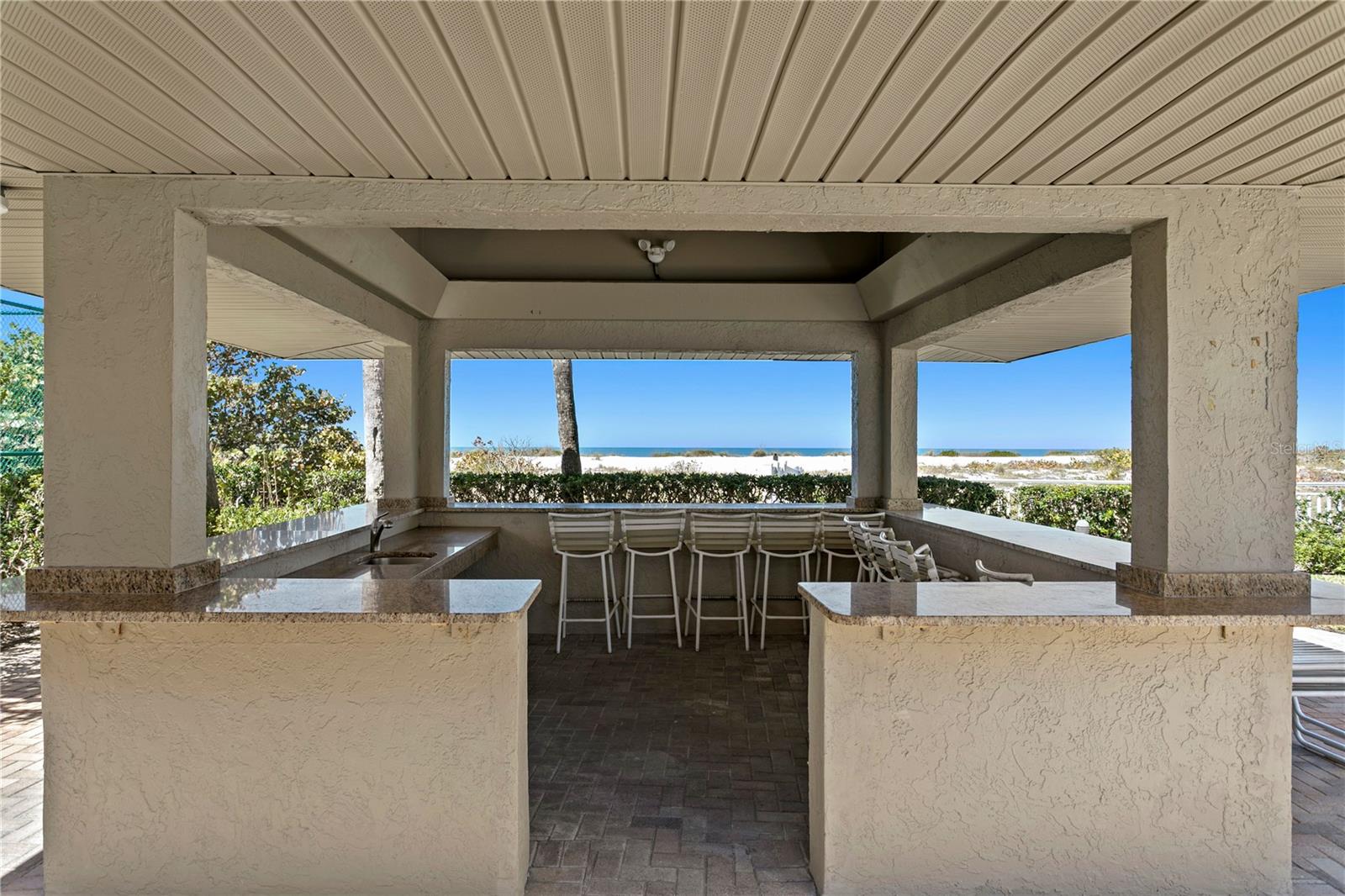 Listing photo id 31 for 1290 Gulf Boulevard 1002