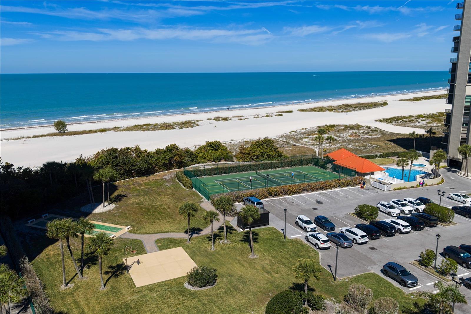 Listing photo id 37 for 1290 Gulf Boulevard 1002