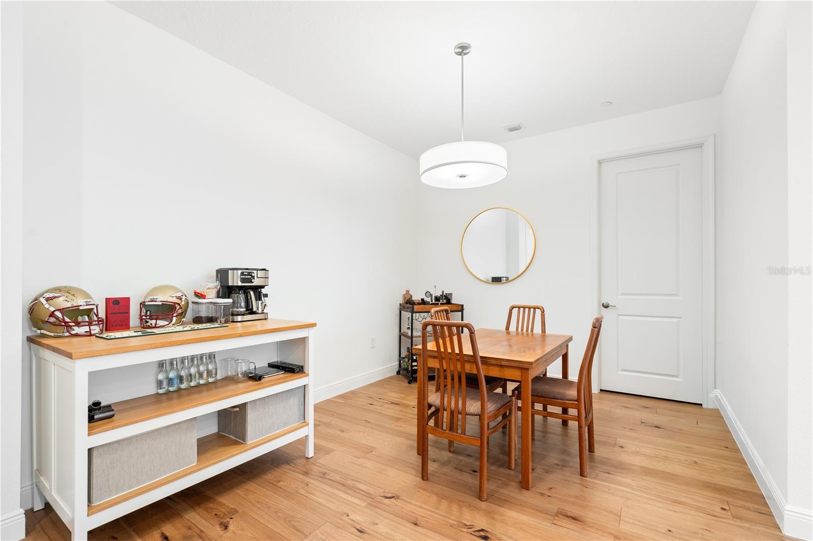 Listing photo id 11 for 644 3rd Avenue S 303