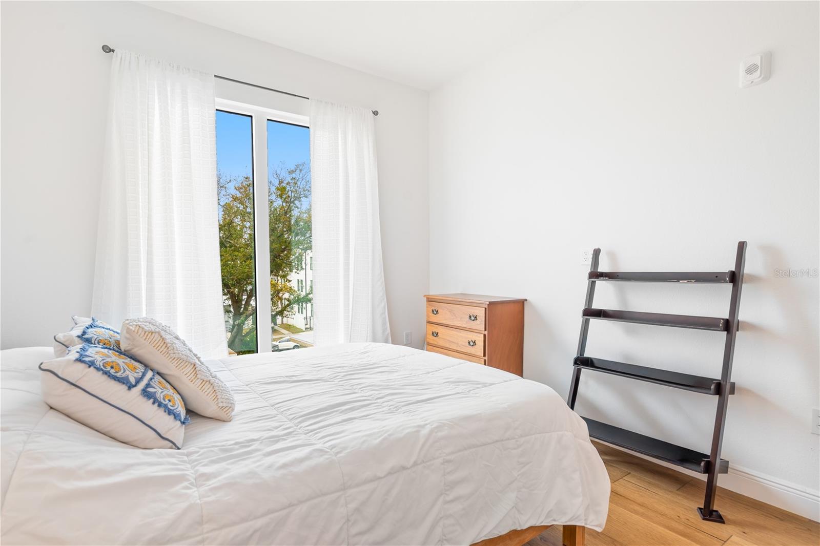 Listing photo id 19 for 644 3rd Avenue S 303