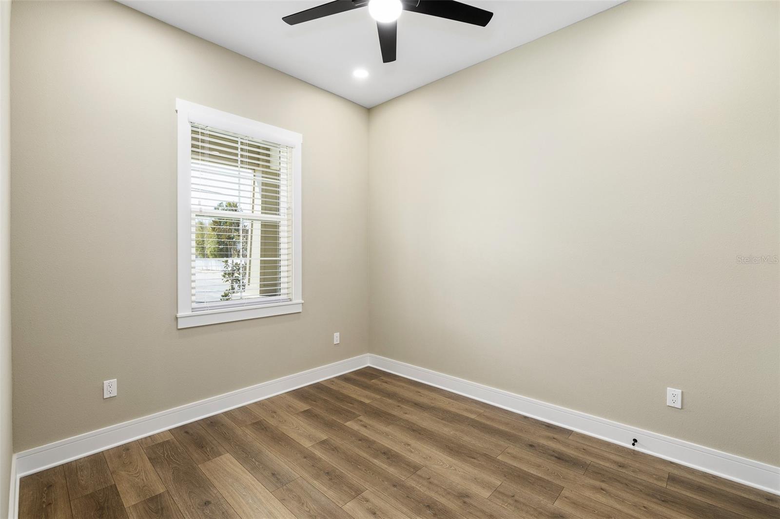 Image 30 of 41 For 213 Giddens Avenue